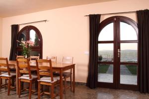comedor con mesa, sillas y ventana en Aba Beach House, en Balatonszárszó