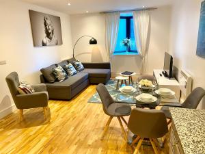 uma sala de estar com um sofá e uma mesa em Urban Living's - The Burley Luxury City Apartment em Oxford