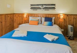 a large bed with two pillows on top of it at Guida Residenza Pousada in Campos do Jordão