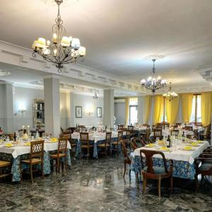 Reštaurácia alebo iné gastronomické zariadenie v ubytovaní Hotel Corallo