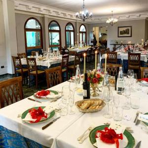 Reštaurácia alebo iné gastronomické zariadenie v ubytovaní Hotel Corallo