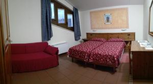 バルドリーノにあるAgriturismo Ca' Licanteのベッドルーム(赤いベッド1台、赤いソファ付)