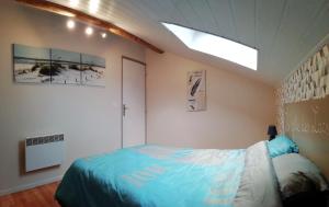 ein Schlafzimmer mit einem Bett und einem Dachfenster in der Unterkunft Gîte des lacs in Meussia