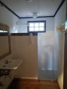 a bathroom with a sink and a window at Casa Verde-Casa de Temporada no Bichinho in Bichinho