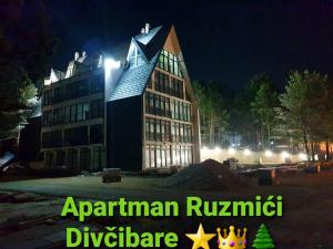 duży budynek w nocy ze słowami apartament rijenstein istg rozbieżności w obiekcie Apartman Ruzmići Divčibare w mieście Divčibare