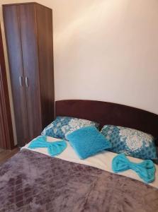 Łóżko lub łóżka w pokoju w obiekcie Apartman Ruzmići Divčibare