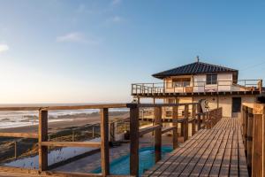 una casa su un molo vicino alla spiaggia di Sudeste Hostel a Pichilemu