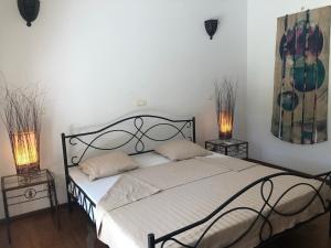 um quarto com uma cama com 2 candeeiros em ambos os lados em Amigo 2 em Cap Skirring