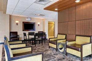 een wachtkamer met stoelen en een eetkamer bij High Plains Hotel at Denver International Airport in Denver