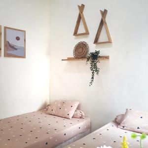 Katil atau katil-katil dalam bilik di Villa Seruni Bandungan