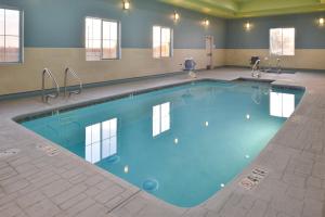 - une grande piscine d'eau bleue dans un bâtiment dans l'établissement Holiday Inn Express Lodi, an IHG Hotel, à Lodi