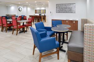 - une salle d'attente avec des tables et des chaises bleues dans l'établissement Holiday Inn Express Lodi, an IHG Hotel, à Lodi