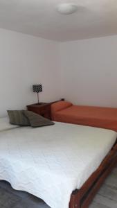 Ένα ή περισσότερα κρεβάτια σε δωμάτιο στο Santorini Bed II