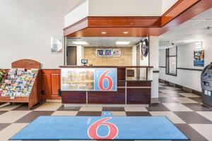 The lobby or reception area at Motel 6-Levittown, PA - Bensalem