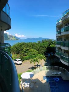 A view of the pool at Apartamento com vista pro mar e acesso privativo à praia! or nearby