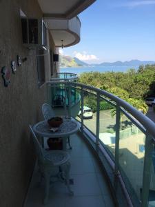 A balcony or terrace at Apartamento com vista pro mar e acesso privativo à praia!