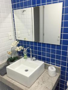 A bathroom at Apartamento com vista pro mar e acesso privativo à praia!