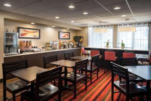 restauracja ze stołami i krzesłami oraz bar w obiekcie High Plains Hotel at Denver International Airport w mieście Denver