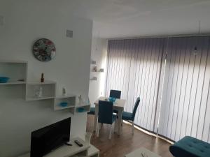 Telewizja i/lub zestaw kina domowego w obiekcie Apartman Ruzmići Divčibare
