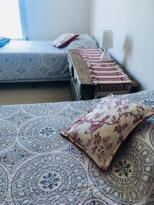 - 2 lits avec oreillers au sol dans une chambre dans l'établissement Al mar, à Puerto Madryn