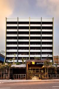 un gran edificio con un signo de pentio delante de él en Punthill Spring Hill, en Brisbane