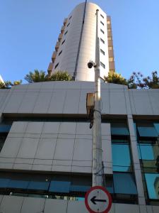 a pole with a street sign in front of a building at Arpoador Premium Suítes in Rio de Janeiro