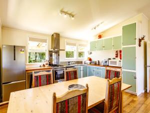 A kitchen or kitchenette at Kestrel Cottage - National Park Holiday Home