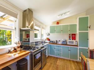 A kitchen or kitchenette at Kestrel Cottage - National Park Holiday Home