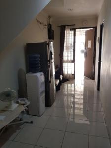 een woonkamer met een koelkast en een vloer bij Aloha Guest House 2 - Female Only in Tangerang