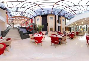 Reštaurácia alebo iné gastronomické zariadenie v ubytovaní Hotel Promenade Cihampelas