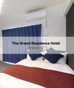 The Grand Residence Hotel Hakata في فوكوكا: غرفة نوم مع سرير مع فندق سكن فخم