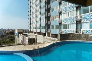 une piscine devant un immeuble dans l'établissement Compact and Simple Studio Apartment at Saladdin Mansion By Travelio, à Parungmalela