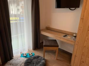 Televízia a/alebo spoločenská miestnosť v ubytovaní Chalet Rosanna
