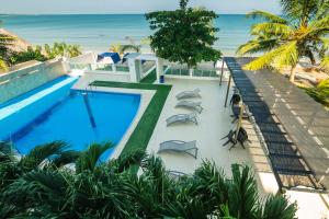 a swimming pool with a view of the beach at Magico Apartamento Frente al Mar 3 Habitaciones B21 in Coveñas