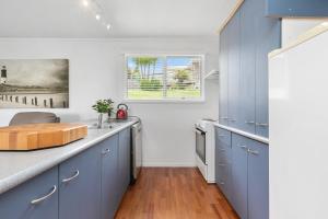 A kitchen or kitchenette at Zalonyika NZ - Tauranga Holiday Home