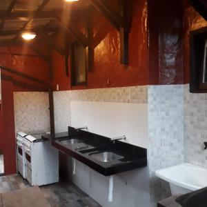 Η κουζίνα ή μικρή κουζίνα στο Condominio Sargento Laranja +114 φωτογραφίες