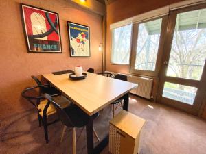 - une salle à manger avec une table et des chaises en bois dans l'établissement Snowgums 11, à Dinner Plain