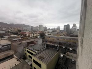 - une vue sur une ville avec des bâtiments dans l'établissement Departamento Central Familiar, à Antofagasta