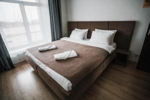 Отель FoREST tesisinde bir odada yatak veya yataklar