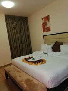 A bed or beds in a room at Al Massa Hotel Apartments 1