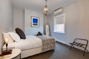 A bed or beds in a room at City Retreat Hobart