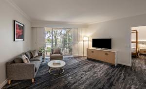 sala de estar con sofá y TV en InterContinental Sanctuary Cove Resort, an IHG Hotel en Gold Coast