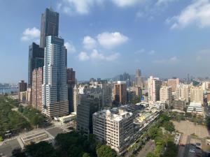 z góry widok na miasto z wysokimi budynkami w obiekcie MB Hotel w mieście Kaohsiung
