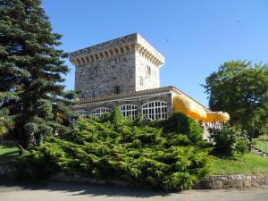 a building with a bunch of plants in front of it at Hotel Temple Pradorrey in Astorga