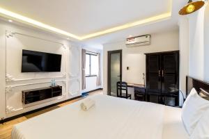 TV a/nebo společenská místnost v ubytování Lotus Laverne Hotel