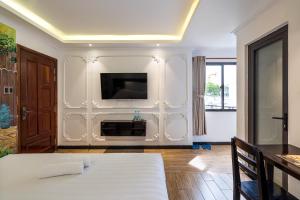 Giường trong phòng chung tại Lotus Laverne Hotel +37 ảnh