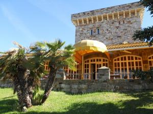 a building with a palm tree in front of it at Hotel Temple Pradorrey in Astorga