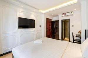 Postel nebo postele na pokoji v ubytování Lotus Laverne Hotel