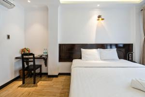 Postel nebo postele na pokoji v ubytování Lotus Laverne Hotel