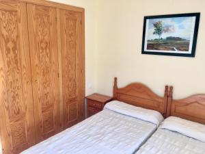 ein Schlafzimmer mit zwei Betten und einem Bild an der Wand in der Unterkunft SUN and BEACH LOVERS 12019 in La Pineda